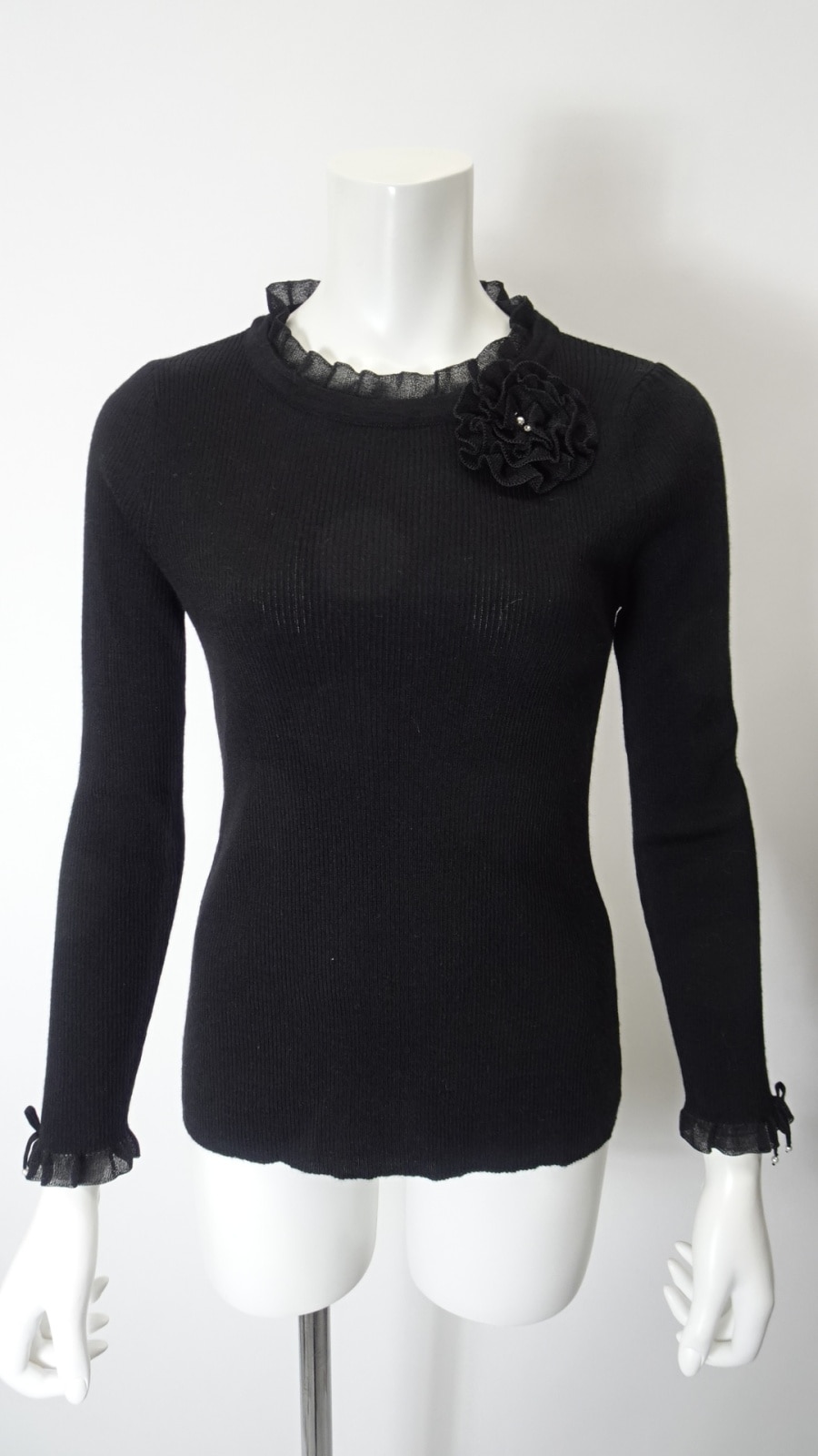 2025年秋冬 コサージュ付 衿・袖先透かしフリルデザインセーター