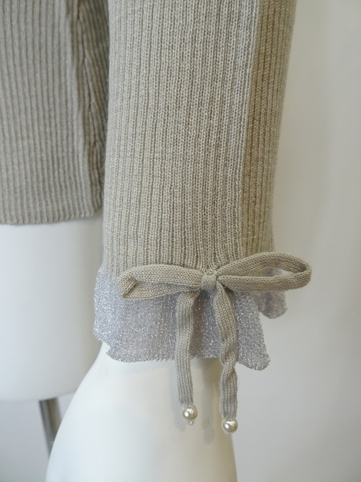 2025年秋冬 コサージュ付 衿・袖先透かしフリルデザインセーター