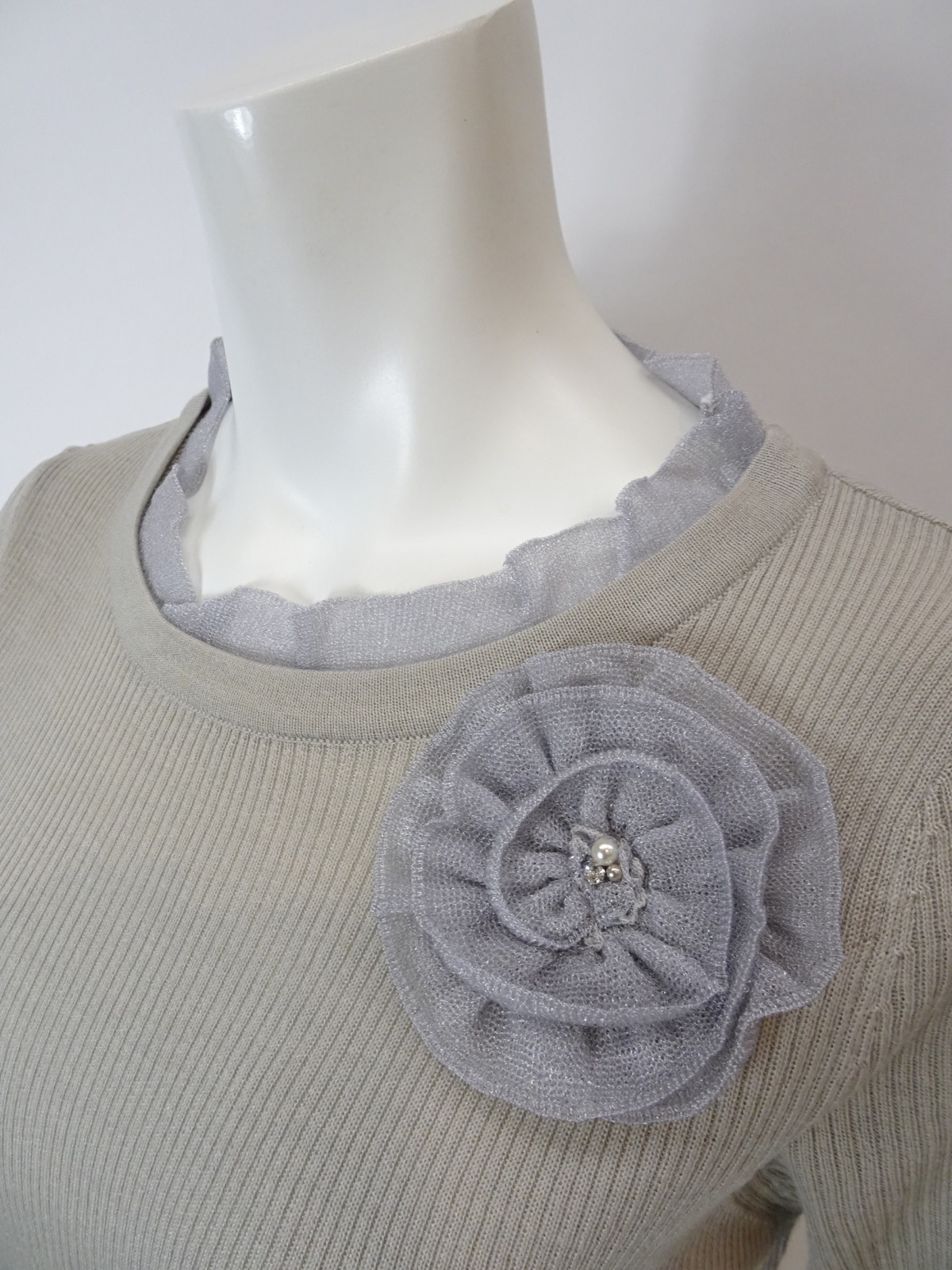 2025年秋冬 コサージュ付 衿・袖先透かしフリルデザインセーター