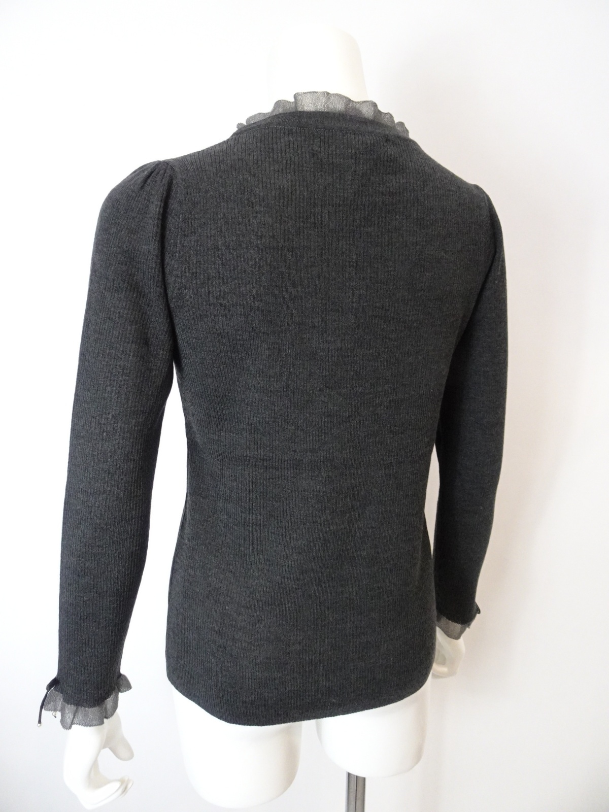 2025年秋冬 コサージュ付 衿・袖先透かしフリルデザインセーター