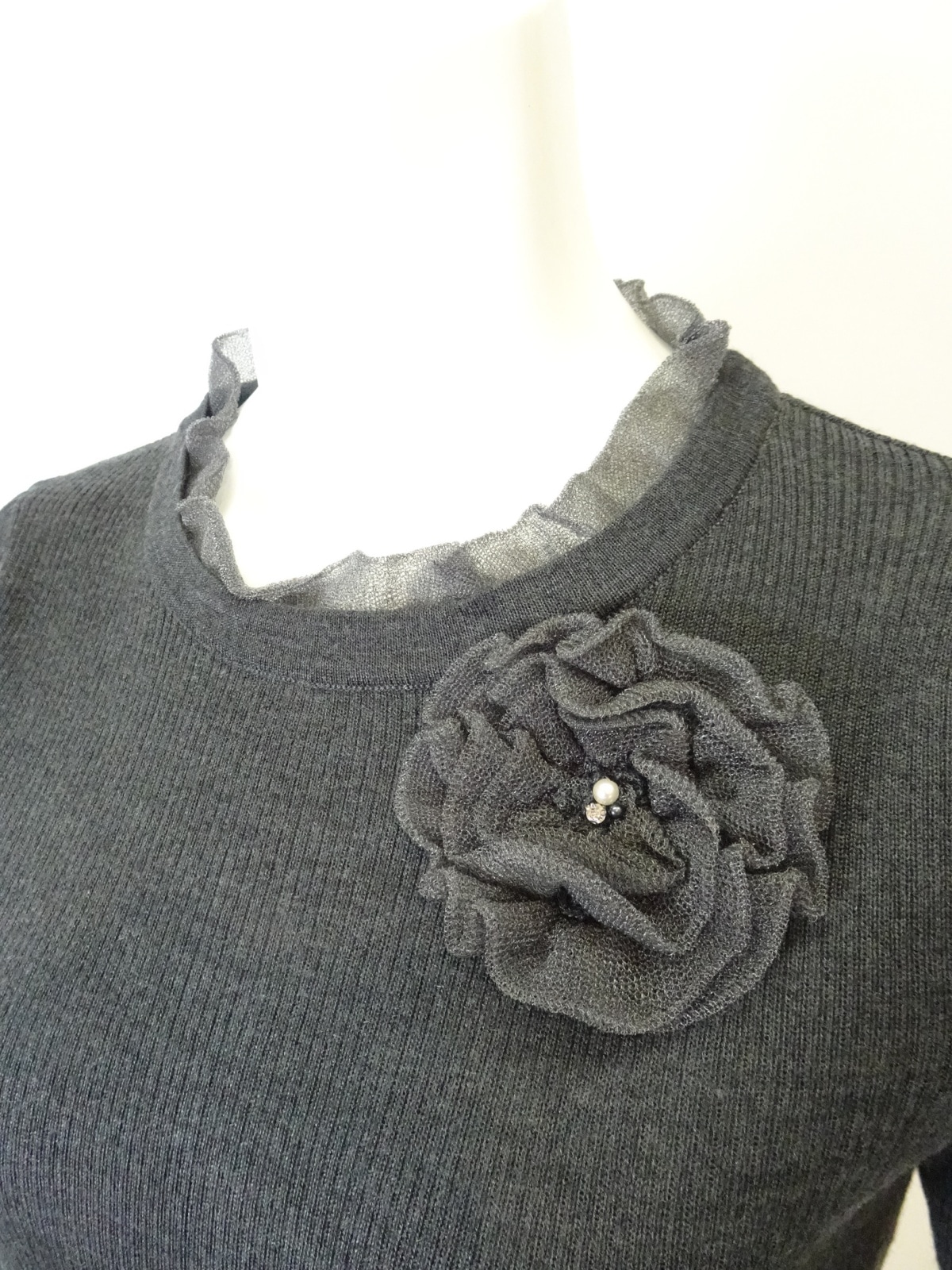 2025年秋冬 コサージュ付 衿・袖先透かしフリルデザインセーター