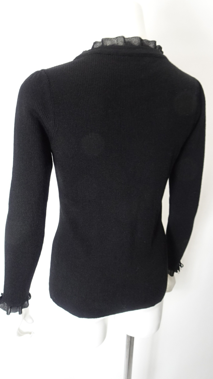 2025年秋冬 コサージュ付 衿・袖先透かしフリルデザインセーター