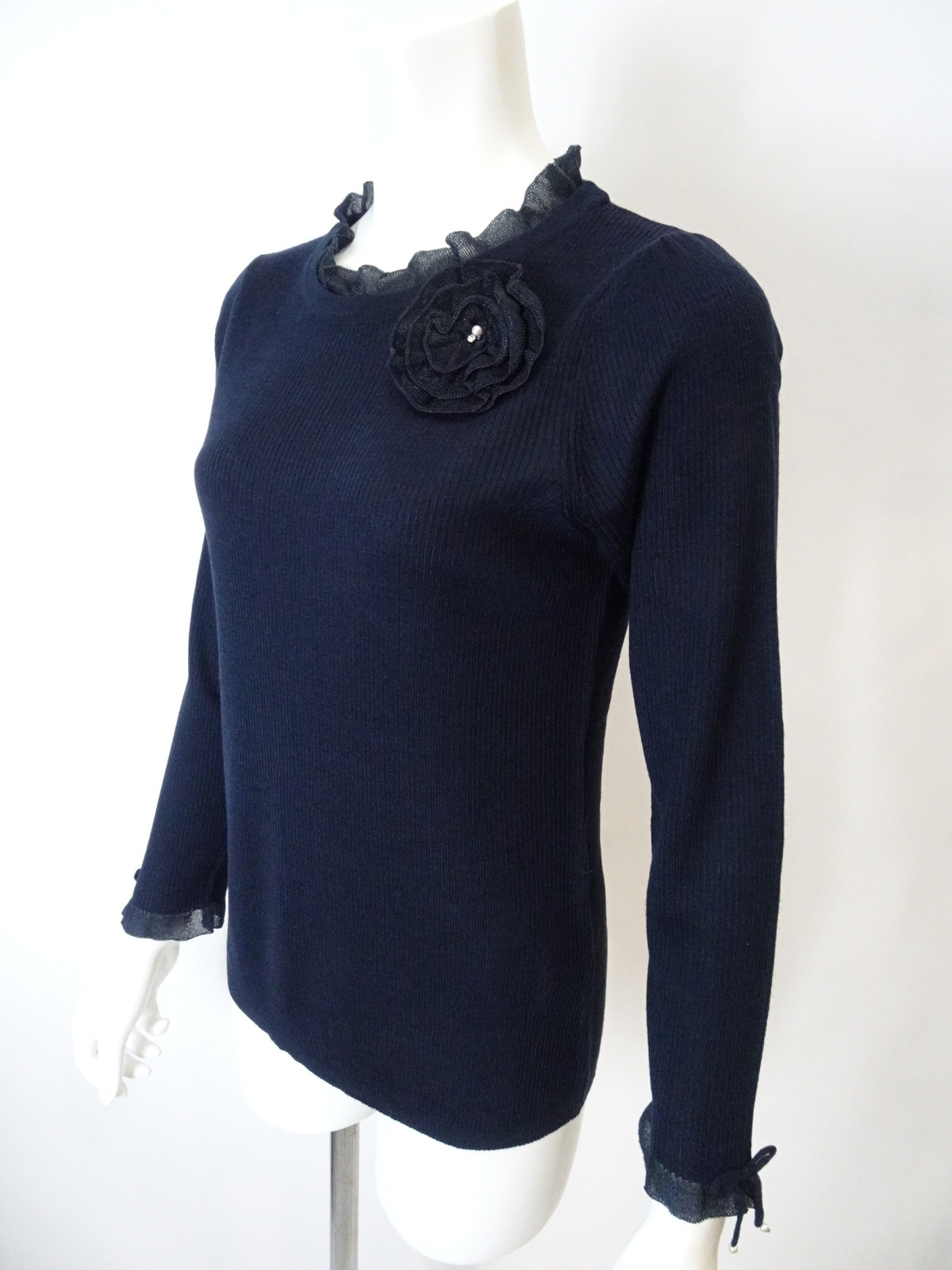 2025年秋冬 コサージュ付 衿・袖先透かしフリルデザインセーター