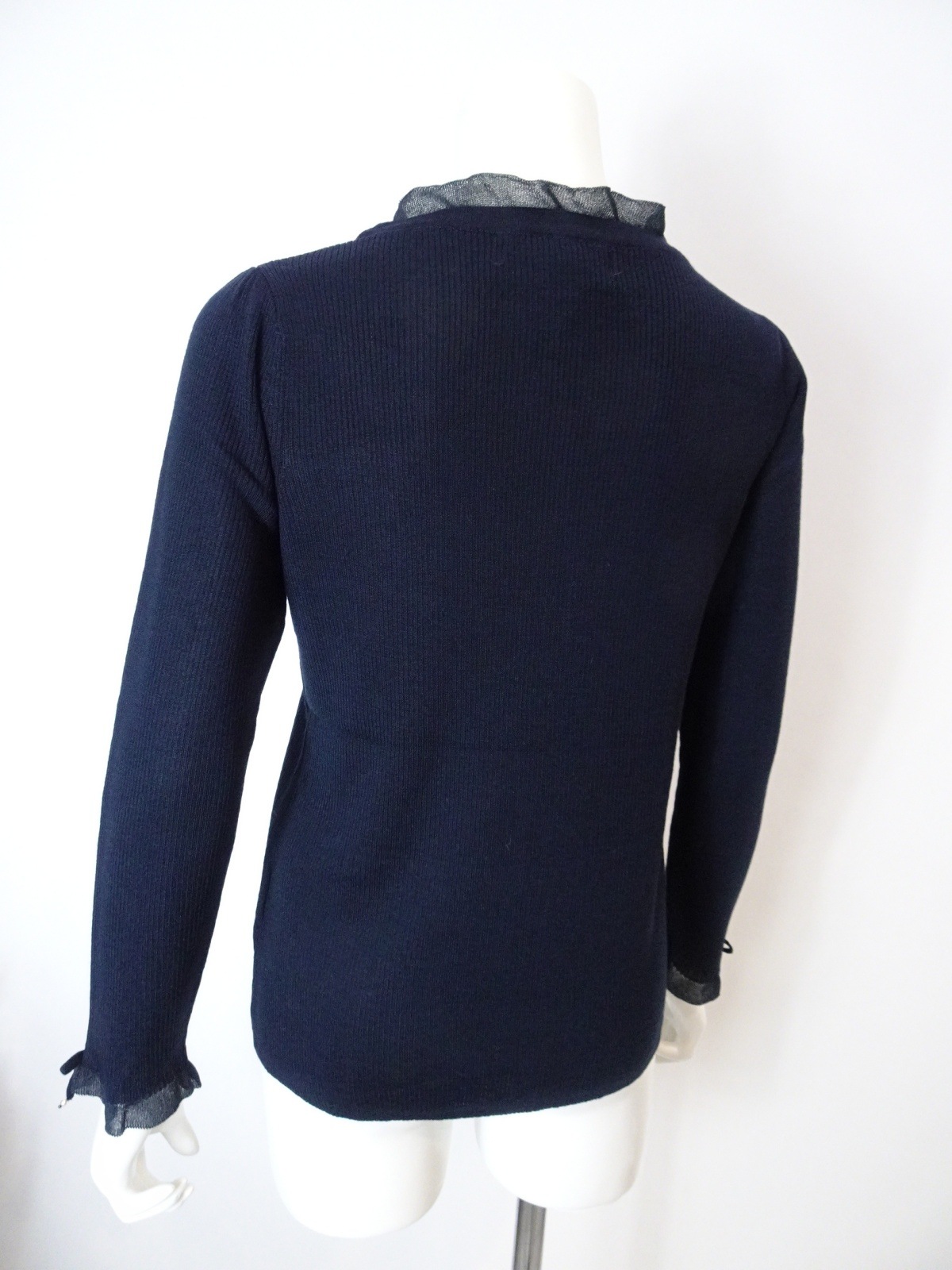 2025年秋冬 コサージュ付 衿・袖先透かしフリルデザインセーター