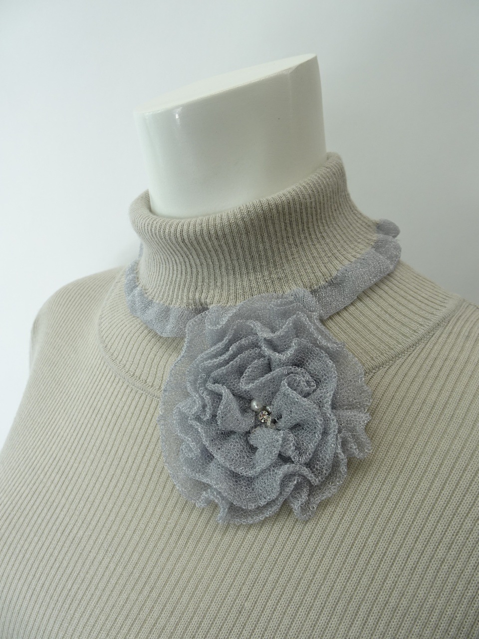 2025年秋冬 コサージュ付 衿・袖先透かしフリルデザインタートルネック