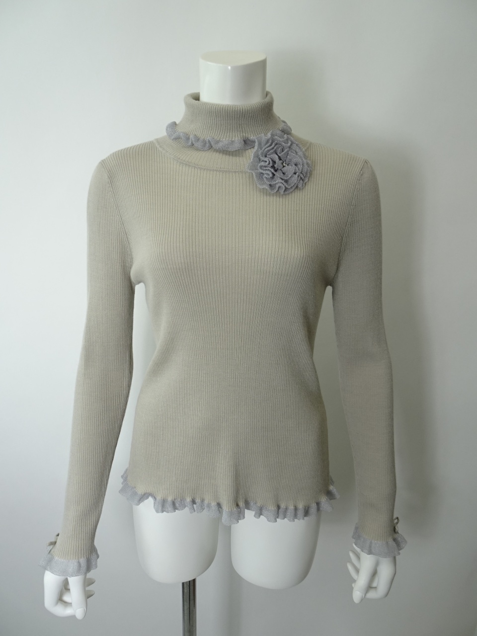 2025年秋冬 コサージュ付 衿・袖先透かしフリルデザインタートルネック