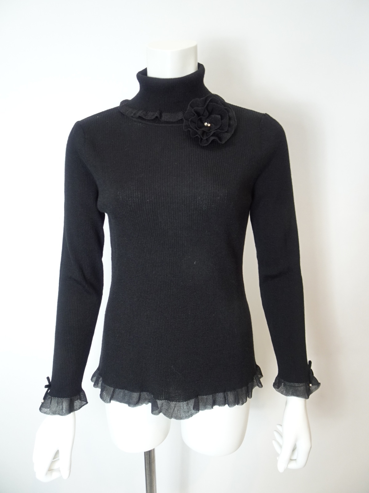 2025年秋冬 コサージュ付 衿・袖先透かしフリルデザインタートルネック