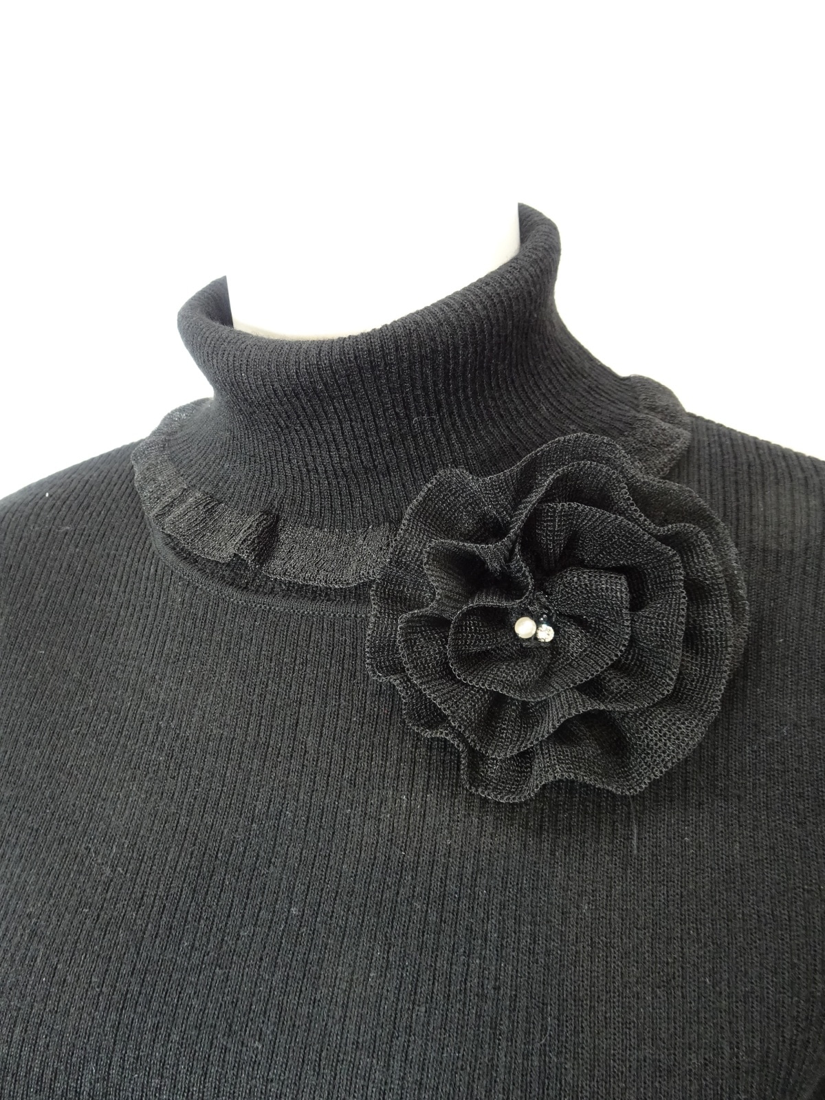 2025年秋冬 コサージュ付 衿・袖先透かしフリルデザインタートルネック