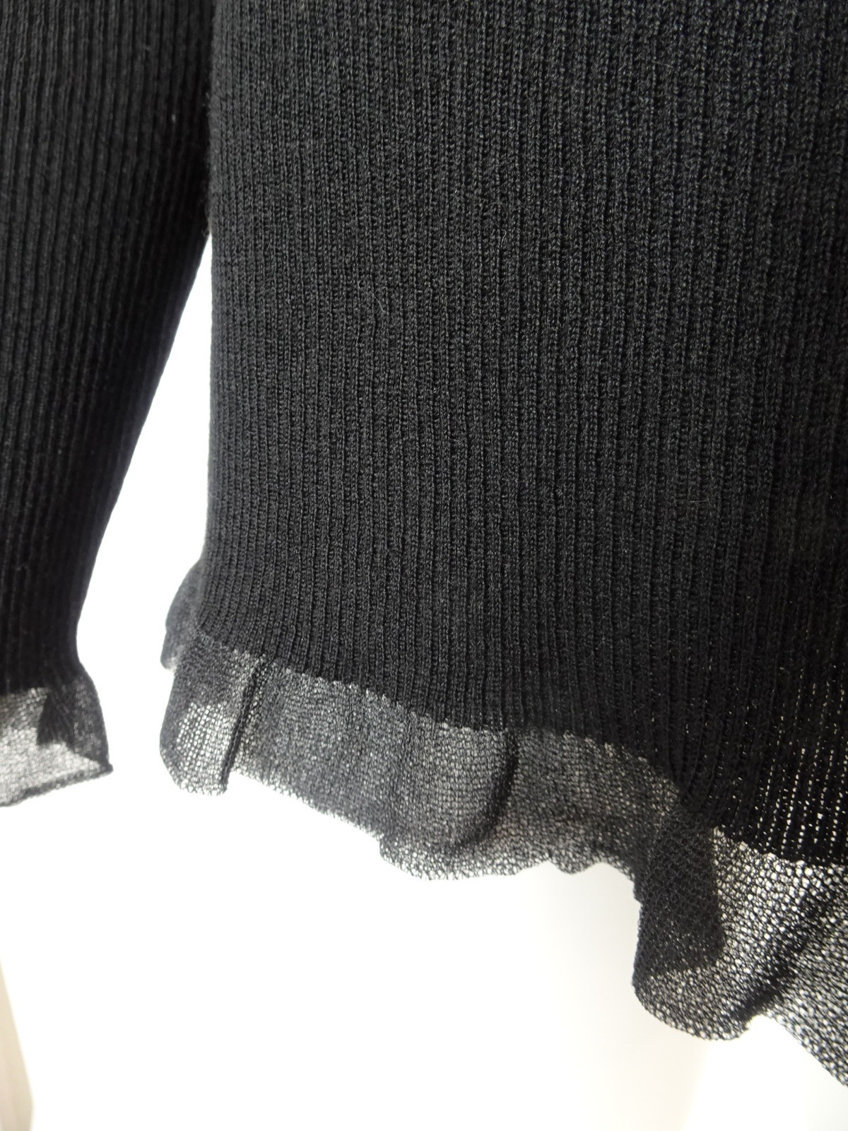 2025年秋冬 コサージュ付 衿・袖先透かしフリルデザインタートルネック