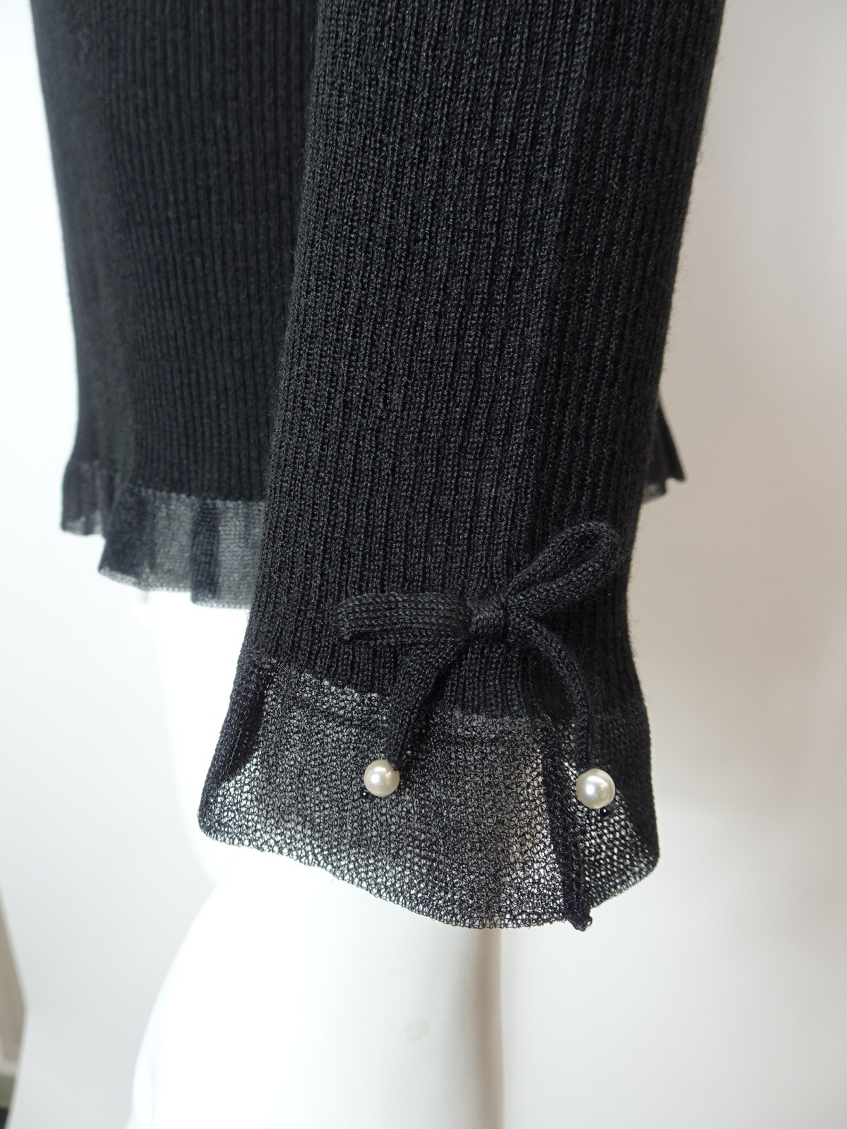 2025年秋冬 コサージュ付 衿・袖先透かしフリルデザインタートルネック