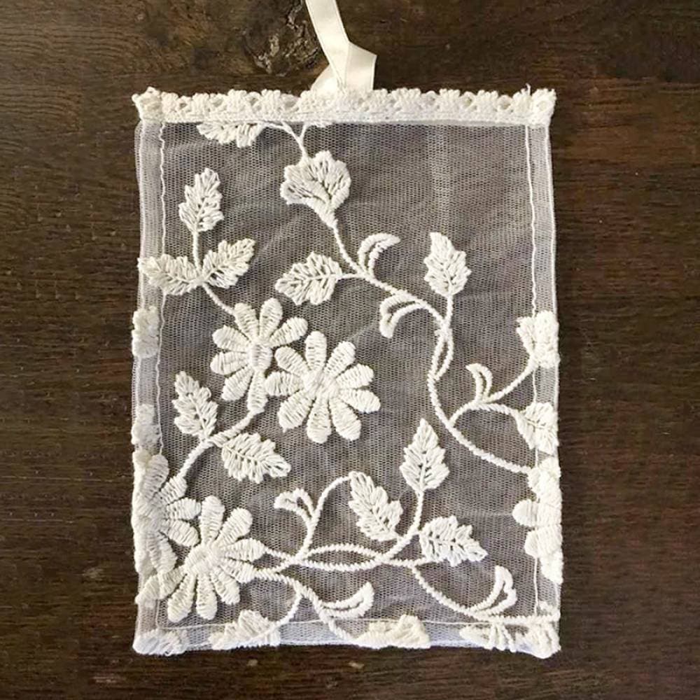 レースのサシェバッグ