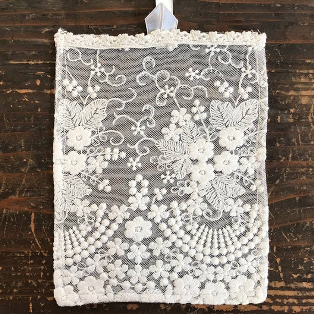 レースのサシェバッグ