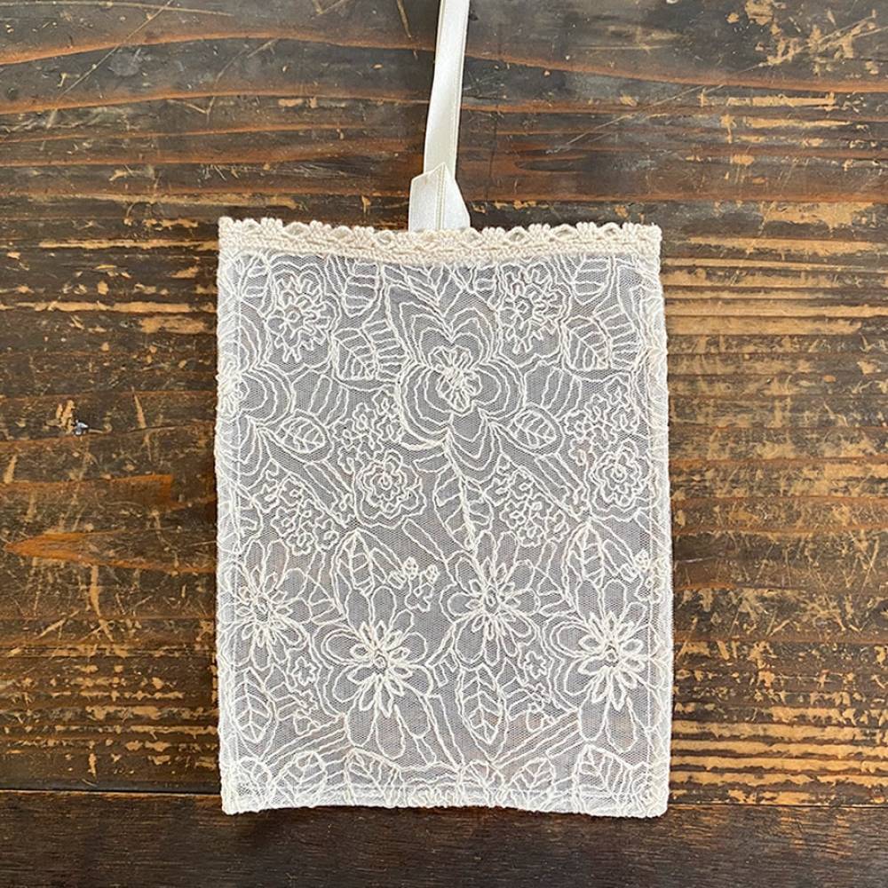 レースのサシェバッグ