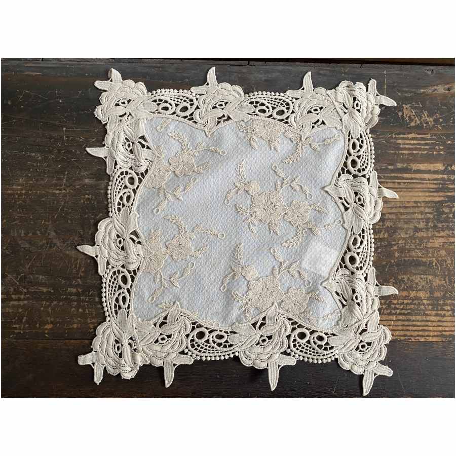 beige flower race　ドイリー正方形