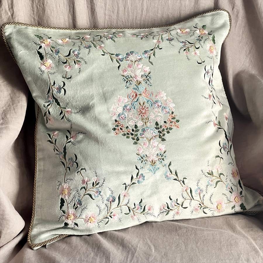フラワー 刺繍  クッション 正方形 ゴールド グリーン 50×50cm