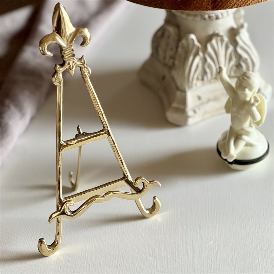 真鍮製 イーゼル スタンド リュリュリーフモチーフ 皿たて 欧風 英国 おしゃれ 可愛い ロココ アンティーク調