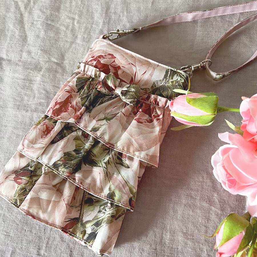 ルドゥーテ フリルスマホポシェット