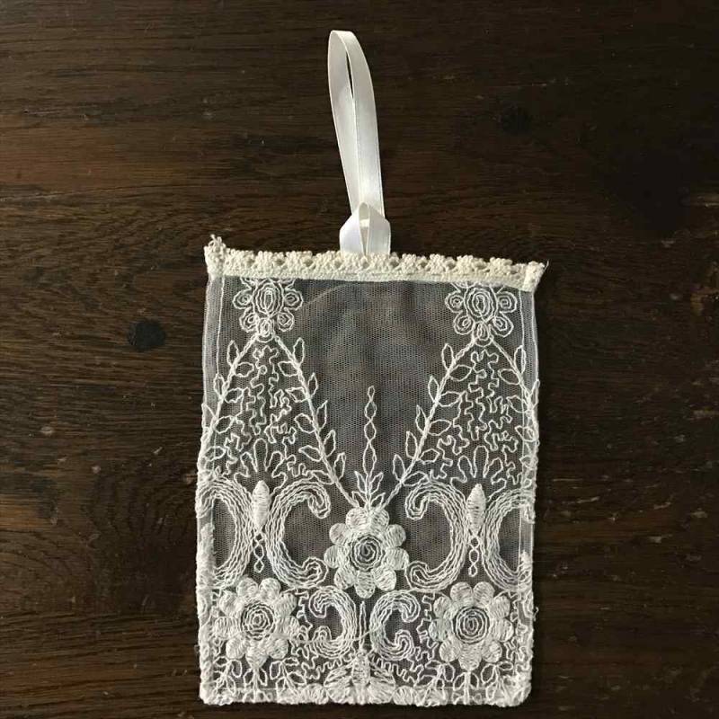 レースのサシェバッグ