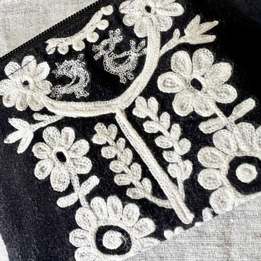 2色展開 ベロア&刺繍ポーチ