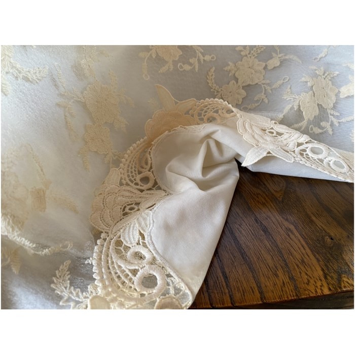 beige flower race　テーブルクロス 正方形 90x90cm