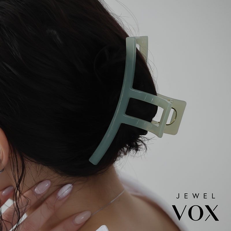 ヘアアクセサリーのデザイン ヘアアクセサリーブランド〈コンプレックス ビズ〉から洗練された黒を