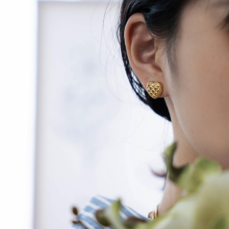 サージカルステンレス キルティングハート ピアス | JewelVOX