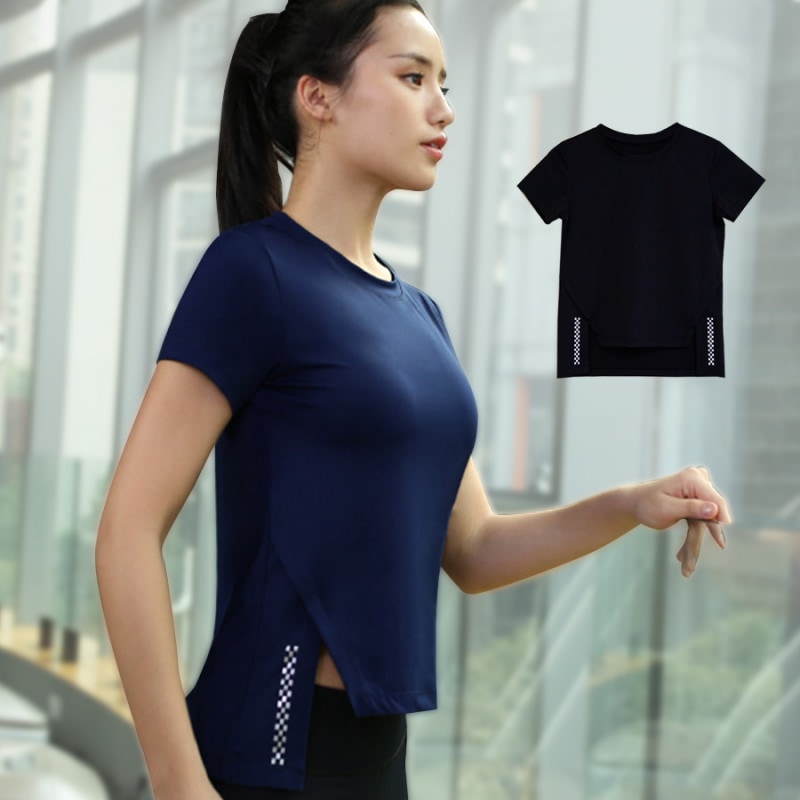 スポーツウェア レディース Tシャツ スリット トップス チェッカーフラッグ柄 市松模様 肌見せ ロゴ アシンメトリー ランニングウェア トレーニング フィットネス ヨガ ピラティス ジム 韓国 韓流 S M L XL おしゃれ セクシー かわいい ブラック 黒 ネイビー 紺 JOCOSA 8721