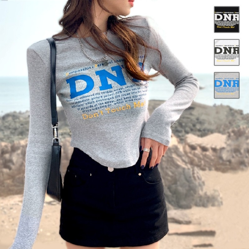 ロンT ロゴ ショート丈 カットソー Tシャツ トップス 長袖 薄手 秋 春 ラウンドネック リブ スリット カジュアル シンプル ストリート レトロ Y2K 韓国ファッション 大人 レディース ブラック ホワイト グレー M L JOCOSA 7158