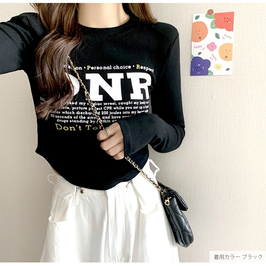 ロンT ロゴ ショート丈 カットソー Tシャツ トップス 長袖 薄手 秋 春 ラウンドネック リブ スリット カジュアル シンプル ストリート レトロ Y2K 韓国ファッション 大人 レディース ブラック ホワイト グレー M L JOCOSA 7158