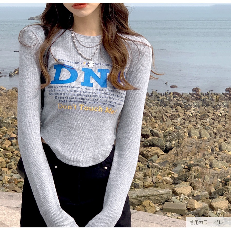 ロンT ロゴ ショート丈 カットソー Tシャツ トップス 長袖 薄手 秋 春 ラウンドネック リブ スリット カジュアル シンプル ストリート レトロ Y2K 韓国ファッション 大人 レディース ブラック ホワイト グレー M L JOCOSA 7158