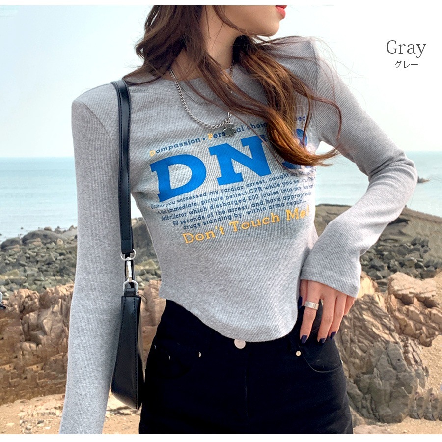 ロンT ロゴ ショート丈 カットソー Tシャツ トップス 長袖 薄手 秋 春 ラウンドネック リブ スリット カジュアル シンプル ストリート レトロ Y2K 韓国ファッション 大人 レディース ブラック ホワイト グレー M L JOCOSA 7158