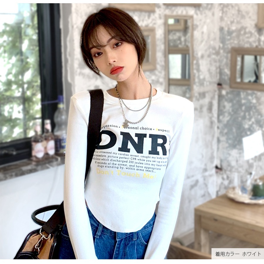 ロンT ロゴ ショート丈 カットソー Tシャツ トップス 長袖 薄手 秋 春 ラウンドネック リブ スリット カジュアル シンプル ストリート レトロ Y2K 韓国ファッション 大人 レディース ブラック ホワイト グレー M L JOCOSA 7158