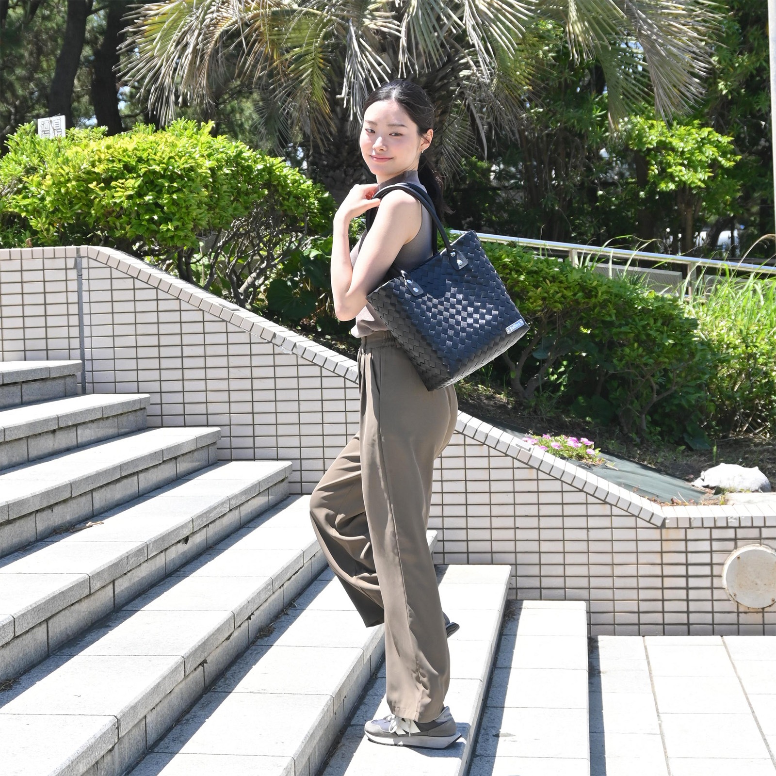 YUNA L - BLACK