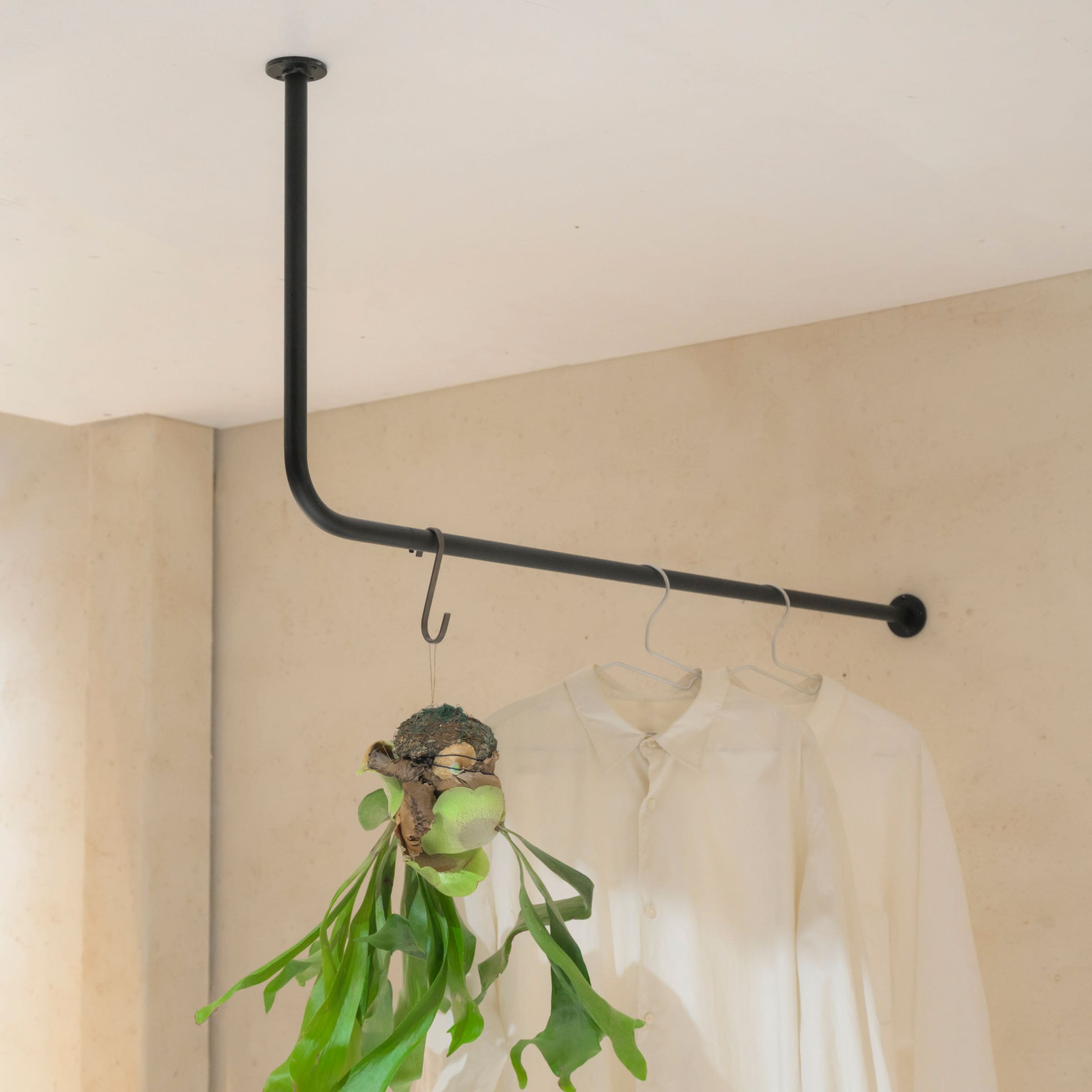 BOU】錆びないL字型天吊りハンガーバー（黒） | 金物,ハンガーバー