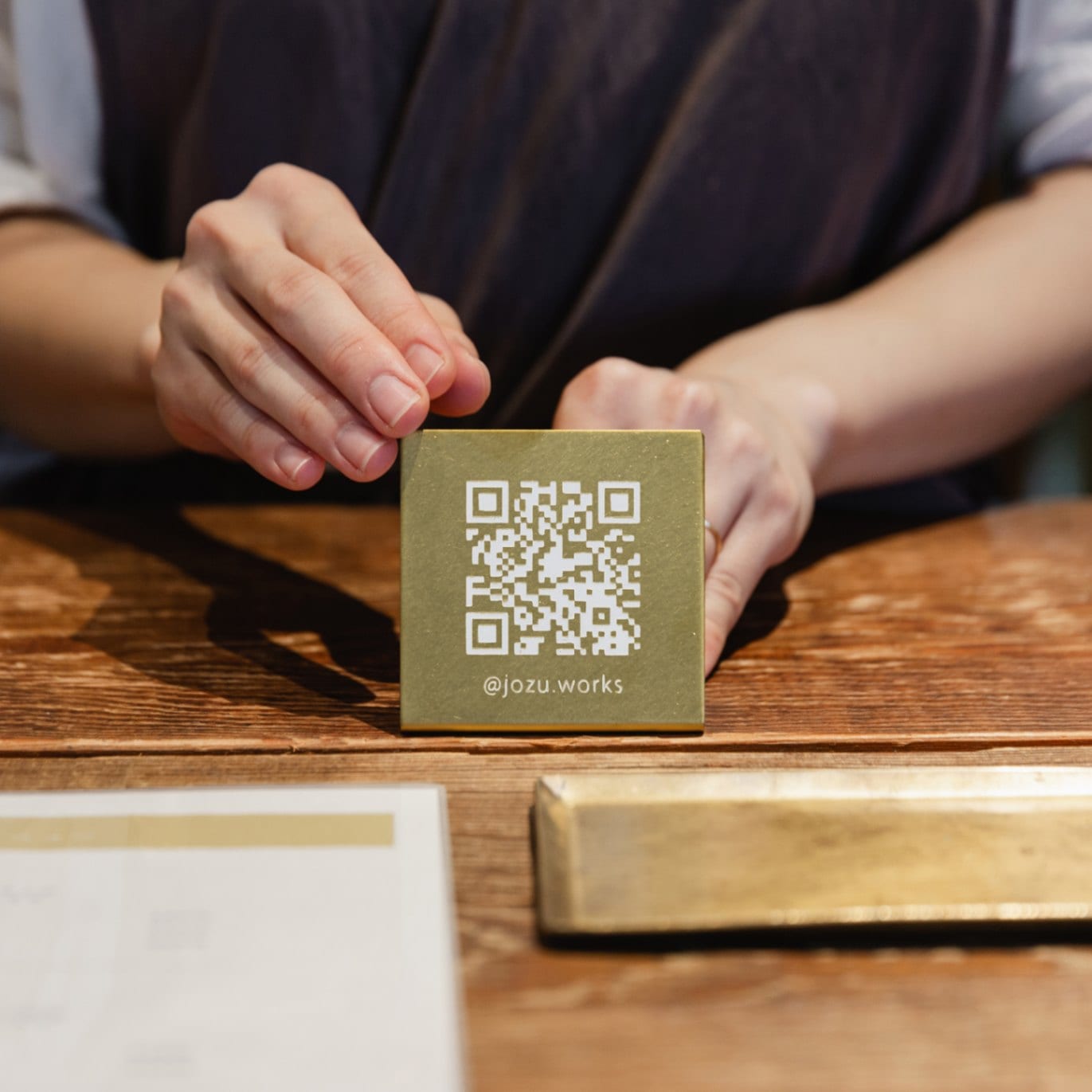 真鍮製　QRコードスタンド　ブラス　インダストリアル　オリジナル看板 予約注文専用】卓上QRコードスタンド（真鍮） | オプション品