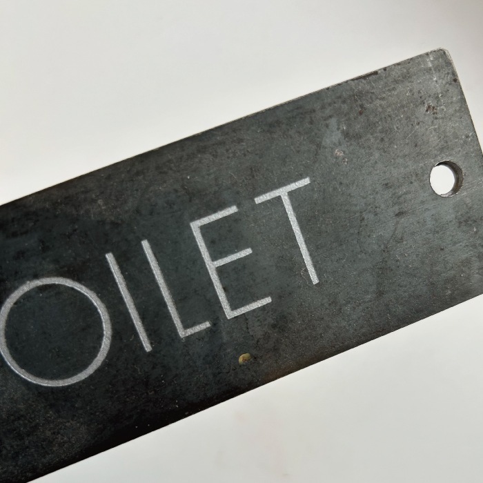 こぼれもの市_ネームサイン TOILET（鉄）（エイジング）