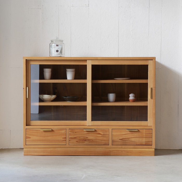 杉と真鍮の食器棚（水屋）