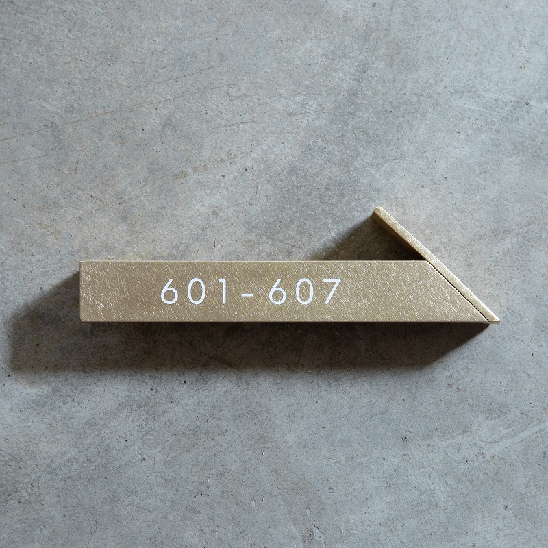 真鍮 矢印ルームサイン（右向き）