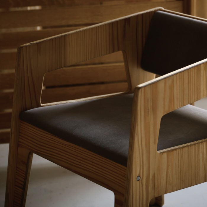 ネイビー 布地 椅子 作家　アンティークチェア デンマークデザインのラウンジチェア 紺（ネイビー）の布張りの