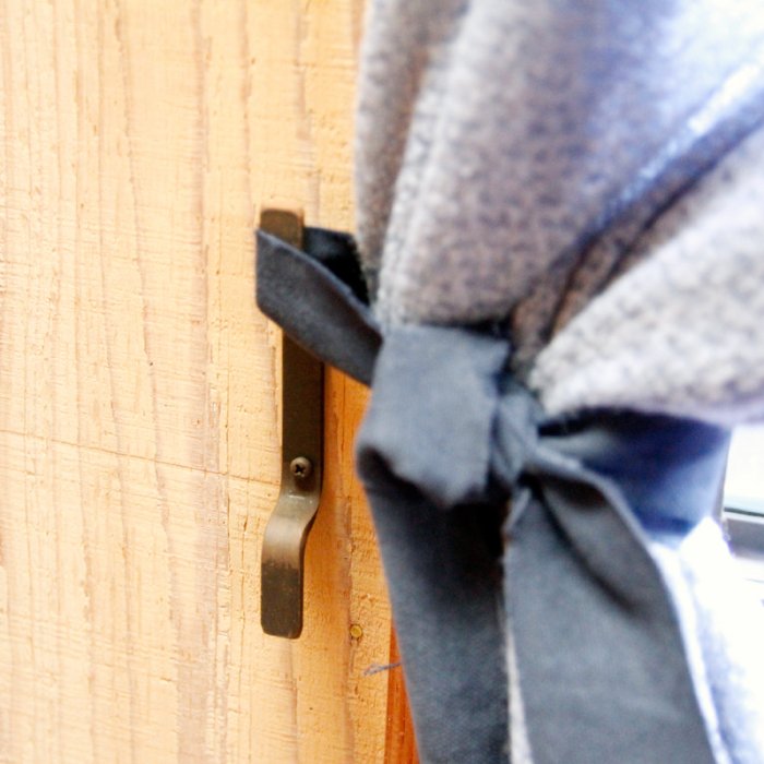 マスタード色リネンカーテン 取り付けストラップ、タッセル マスタード色リネンカーテン 取り付けストラップ、タッセル