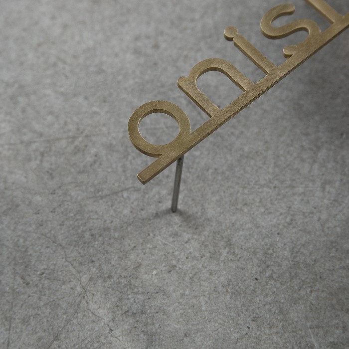 小さな切り文字表札（真鍮）