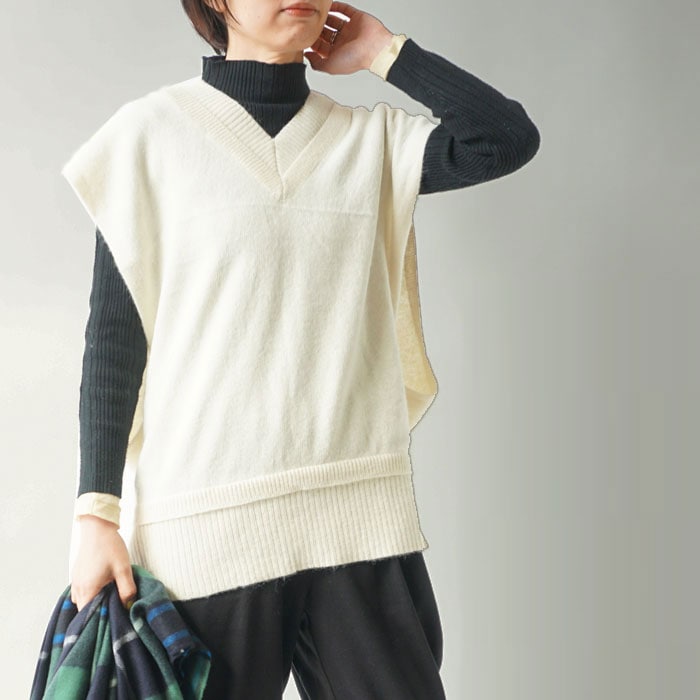 < whyto. >  V Slit Knit best / ニットベスト