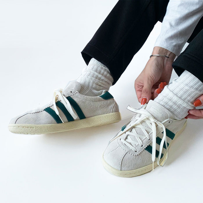 < adidas > TOBACCO / オフホワイト