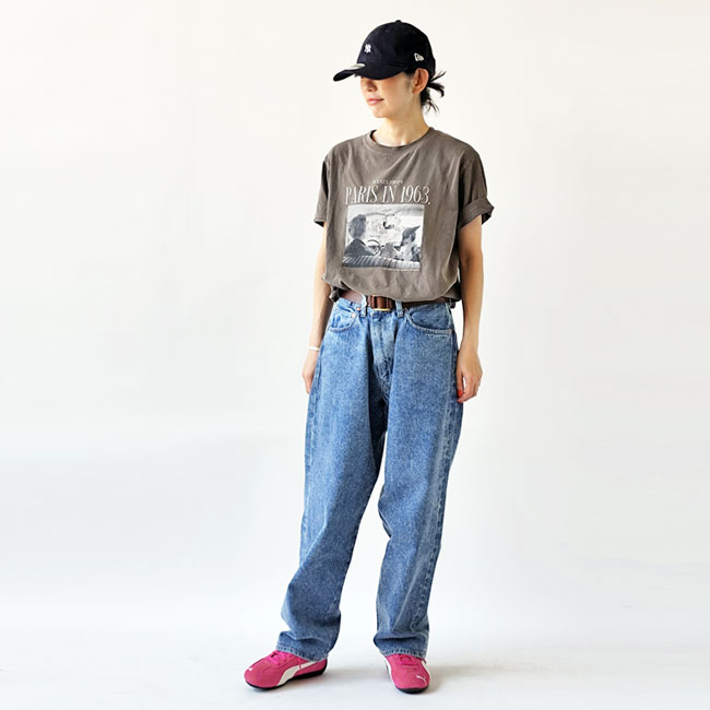 <b>■デニムコーデ</b><br><br>
ピンクがほどよくアクセントになり、シンプルなデニムスタイルがぐっと新鮮に見えます。スエードのやわらかさがカジュアルを抑えて、大人っぽくまとまります。