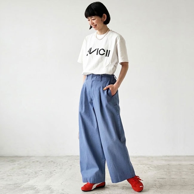 <b>■デニムコーデ</b><br><br>
赤がほどよくアクセントになり、シンプルなデニムスタイルがぐっと新鮮に見えます。スエードのやわらかさがカジュアルを抑えて、大人っぽくまとまります。