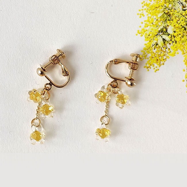 < HARIO Lampwork Factory> ひとふさのミモザ イエロー / イヤリング