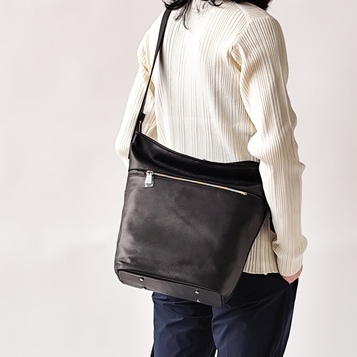 < aniary > レザーショルダーバッグ