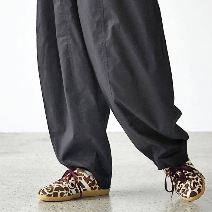 < adidas > サンバ　スニーカー