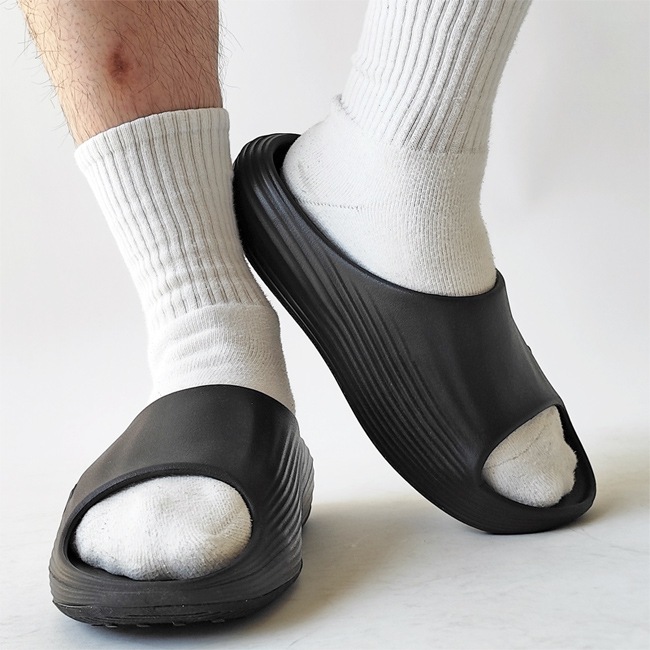 < NIKE >スライドサンダル