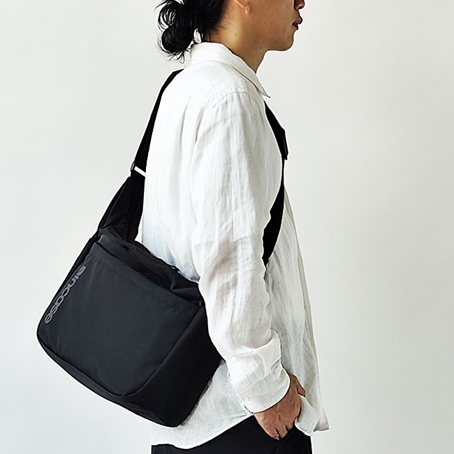 < Incase > グリッド ショルダーバッグ
